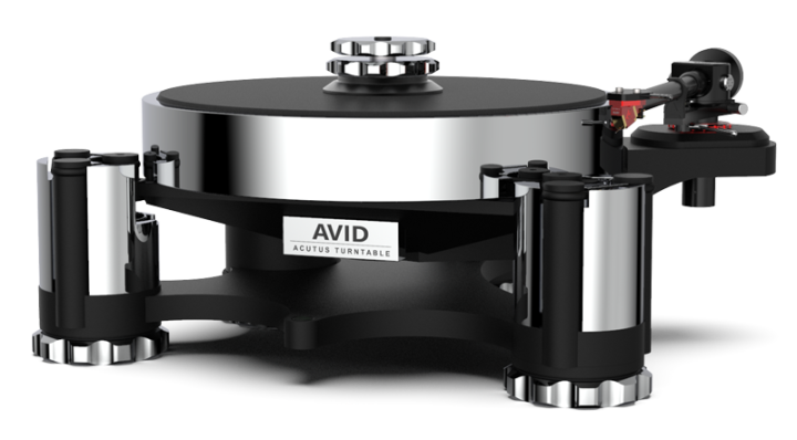 AVID HIFI Acutus z čelního pohledu — hliníkové šasi se třemi nohami, talíř a štítek AVID Acutus Turntable